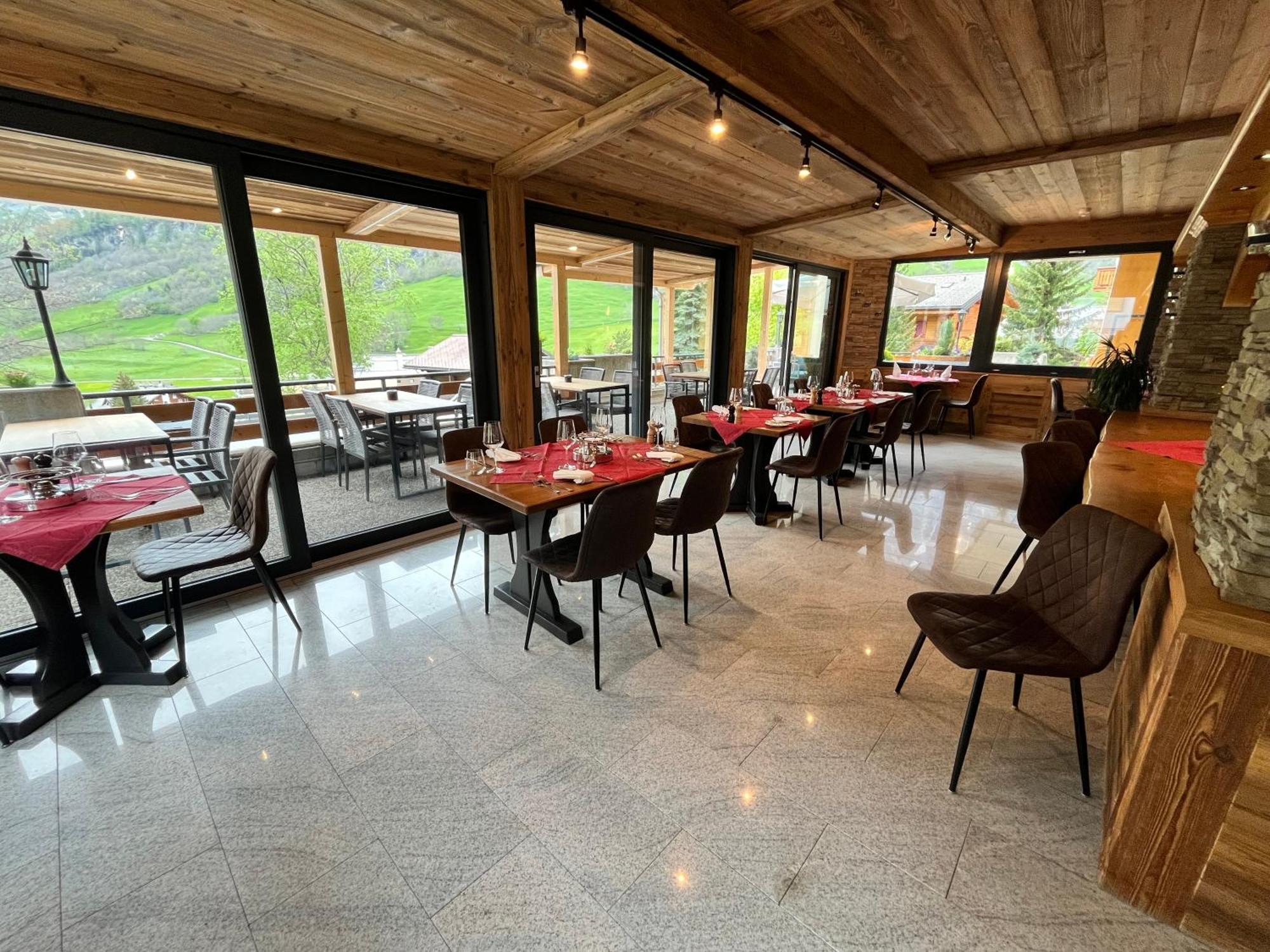 Hotel Alfa Superieur - Leukerbad-Therme Bagian luar foto